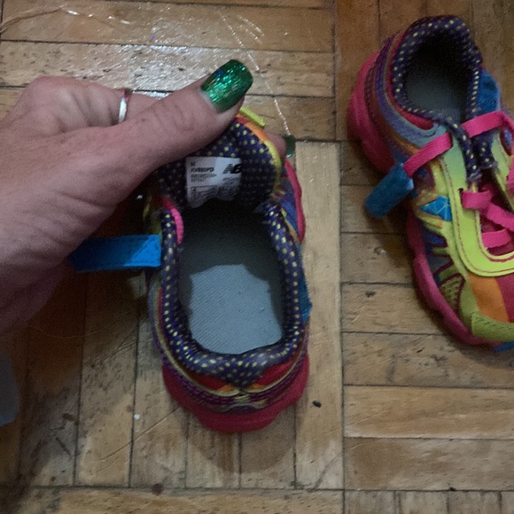 Girl baby shoes size 4 worn once looks brand new no damage or stains - Picture 4 of 4